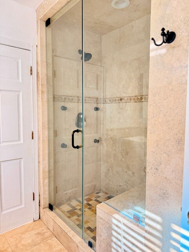 Building Photo - Gorgeous Tarzana Home