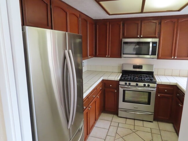 Building Photo - Three Bedroom Townhome with Two-Car Garage