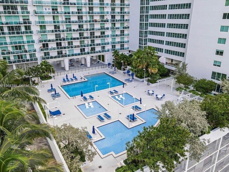 Building Photo - 1800 N Bayshore Dr