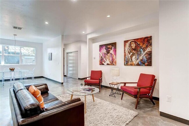 Building Photo - Luxurious 4-bedroom Townhome