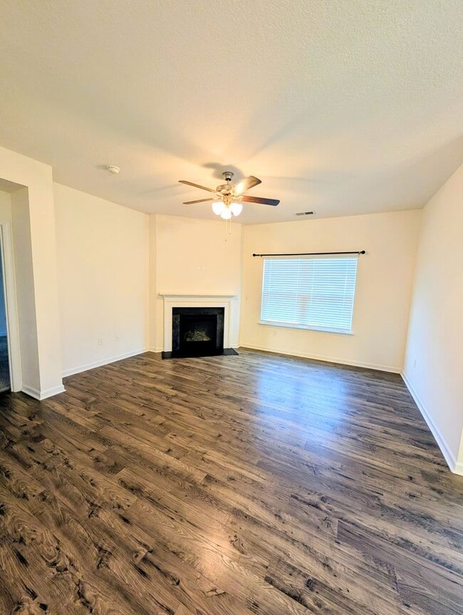 Building Photo - Great Home Available Now