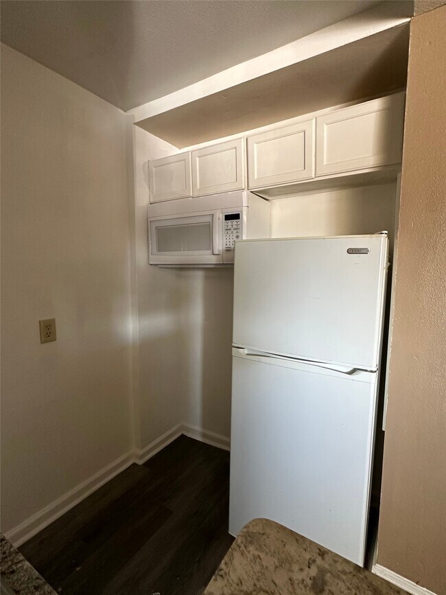 Building Photo - 516 Holiday Dr