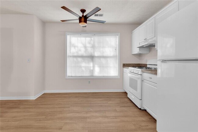 Building Photo - 878 Grindstone Dr SW