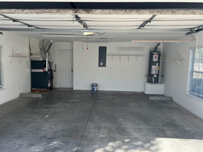 Building Photo - Newly renovated - Close to UF Health Shands, VA and Vet School!