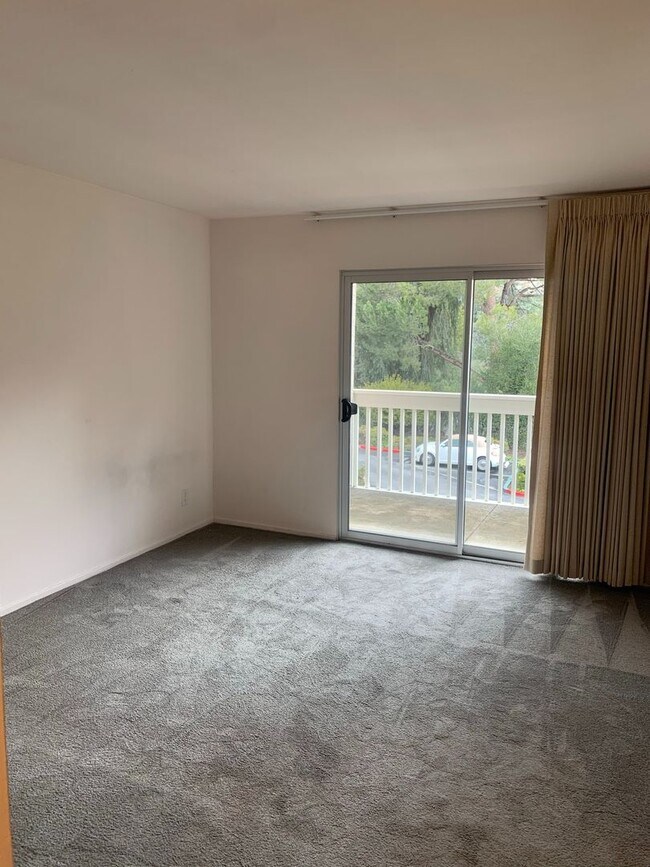 Building Photo - Lovely 2-Bedroom Apartment in Sharon Heights