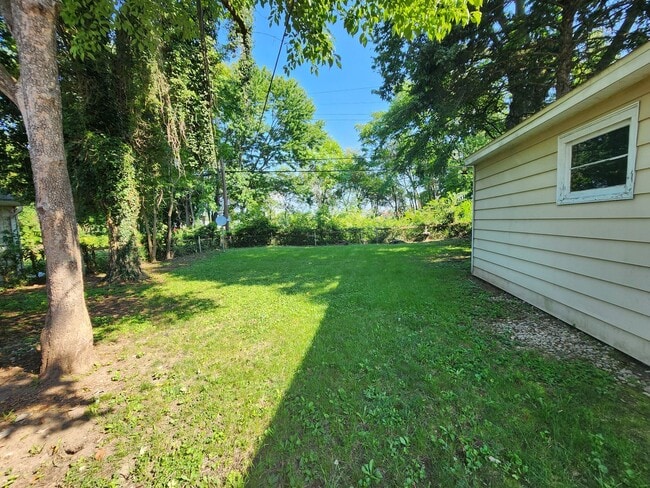 Building Photo - Charming Large 3 Bedroom Home in a Great N...