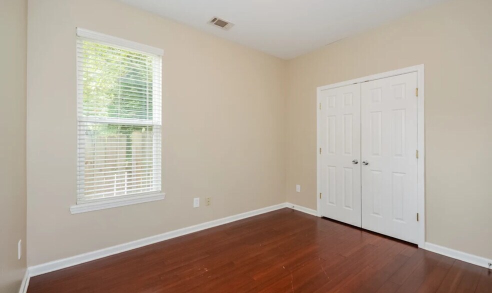 Building Photo - 1450 Woodbine Ave SE