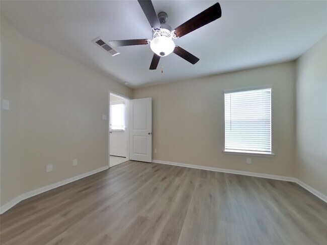 Building Photo - 524 Red Dusk Paint Dr