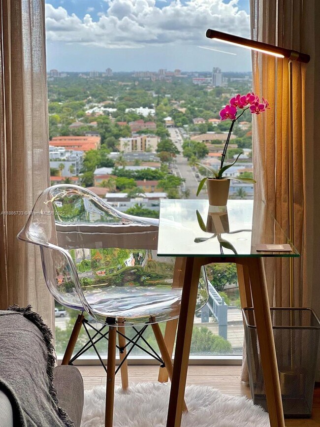 Building Photo - 1010 SW 2nd Ave