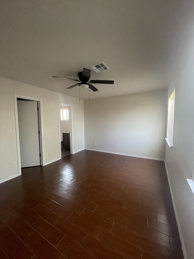 Building Photo - 1832 Shreya St