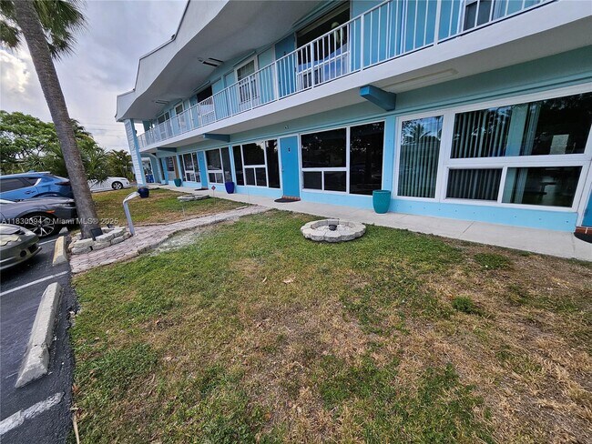 Building Photo - 733 NW 30th Ct