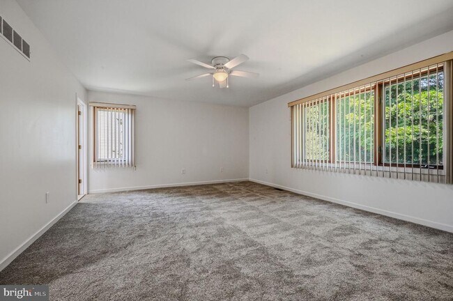 Building Photo - 207 Steeplechase Cir