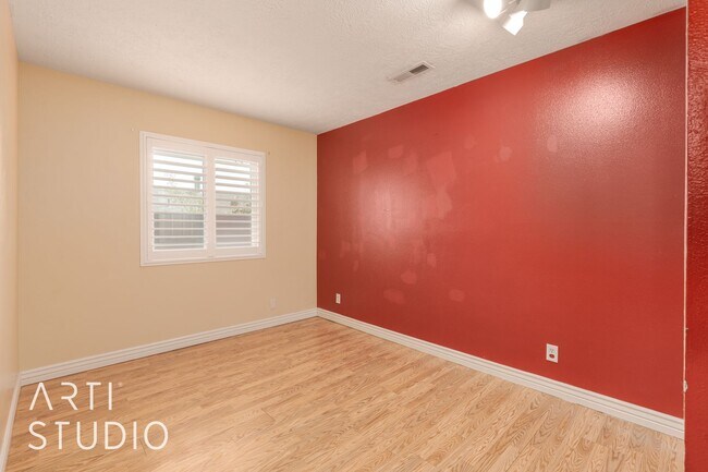 Building Photo - Spacious 4 Bedroom, 3 Bathroom Home for Rent