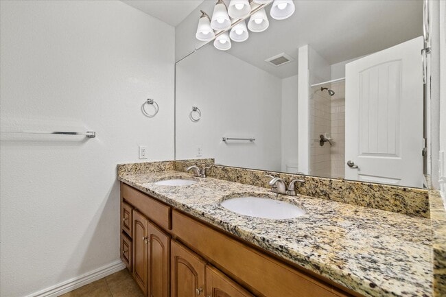 Building Photo - 4 Bed, 3 bath home in Parker