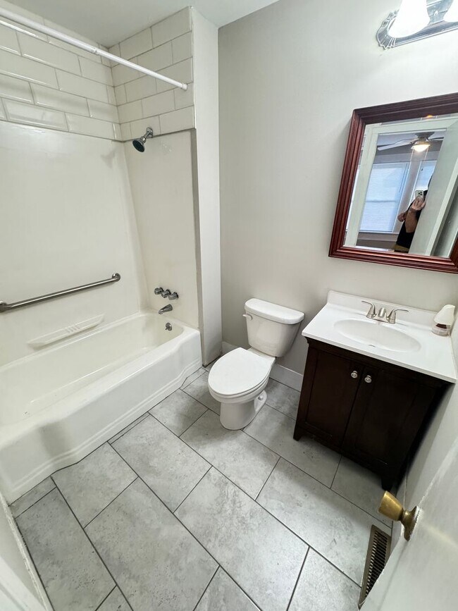 Building Photo - Fully Renovated 3bd/2ba House on Private L...