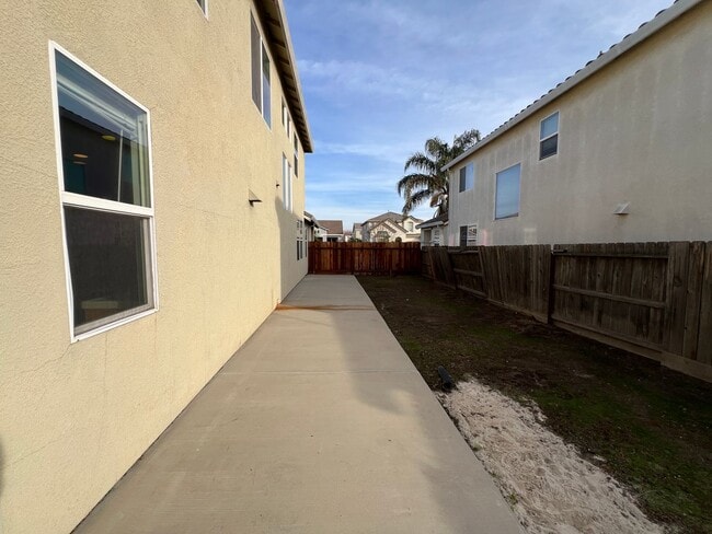 Building Photo - Large Two Story Crossroads Home!