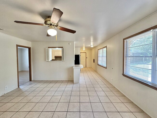 Building Photo - Discover this 3/2 home located in Mid-town...