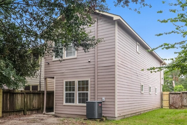 Building Photo - 7838 Dyer St