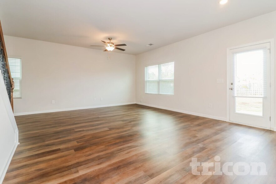 Building Photo - 2938 McKenzie Dr