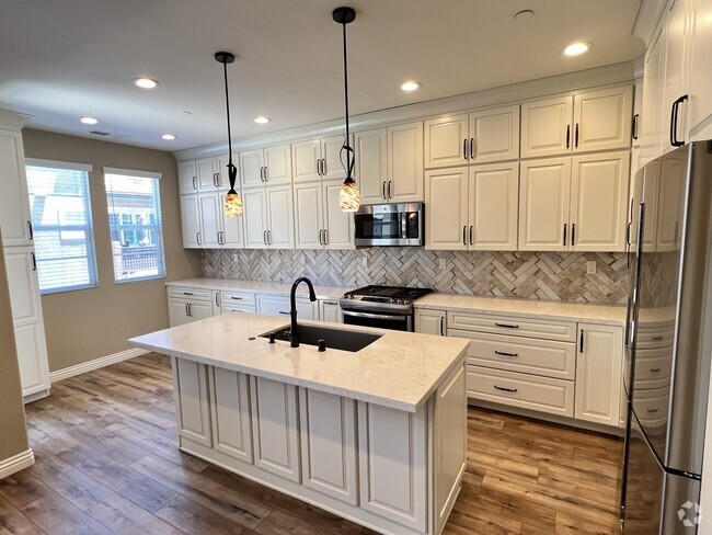 Custom Kitchen - 9931 Leavesly Trl