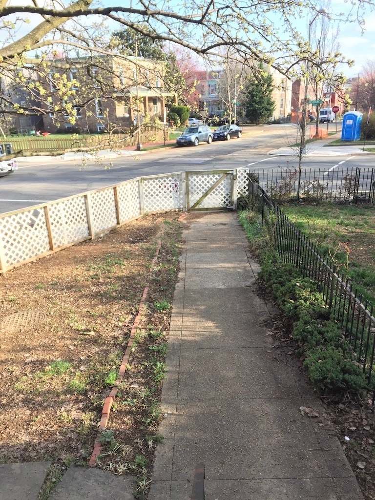 fenced front yard - 1526 Potomac Ave SE