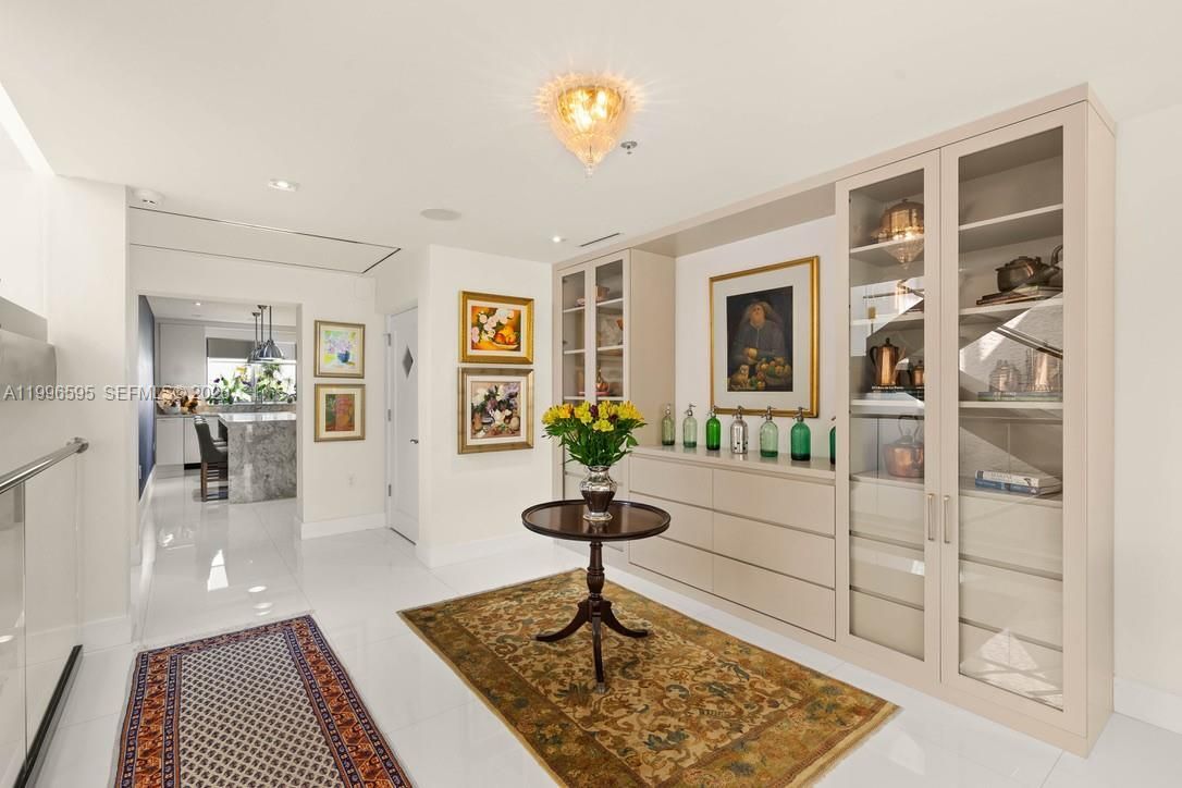 Building Photo - 1000 Venetian Way