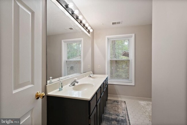 Building Photo - 10303 Bear Creek Dr