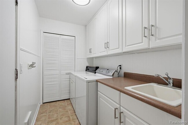 Building Photo - 1880 Welling Dr