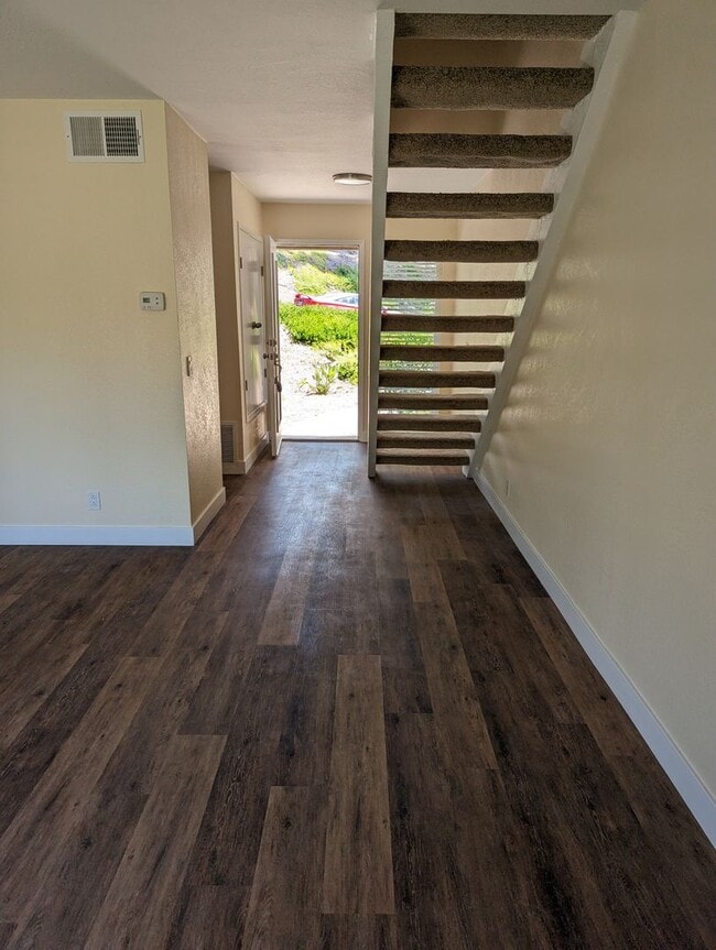 Building Photo - Upgraded 2 Story 2 Bed/1.5 Bath Condo