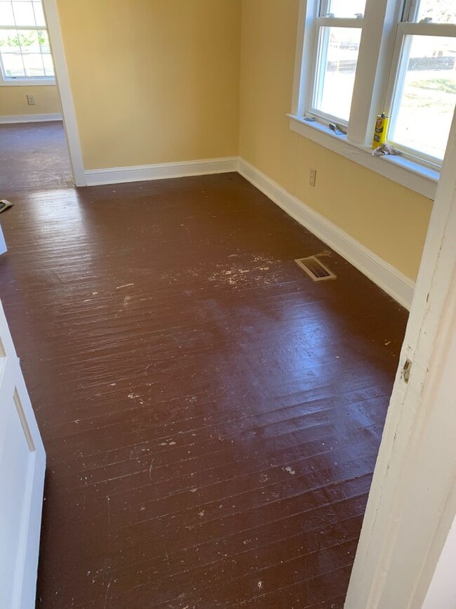 Building Photo - Charming 2 Bedroom with bonus room home in Historic Downtown Morehead City Walking District! Walk...