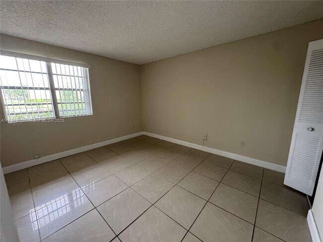 Building Photo - 1249 SW 46th Ave