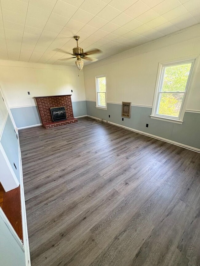 Building Photo - Clean Cozy Home!