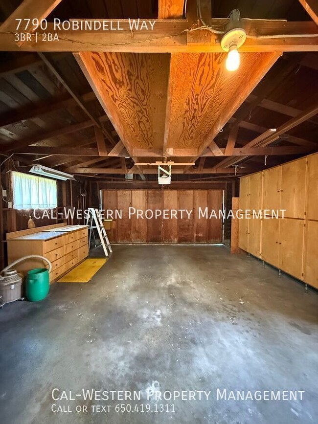 Building Photo - 7790 Robindell Way