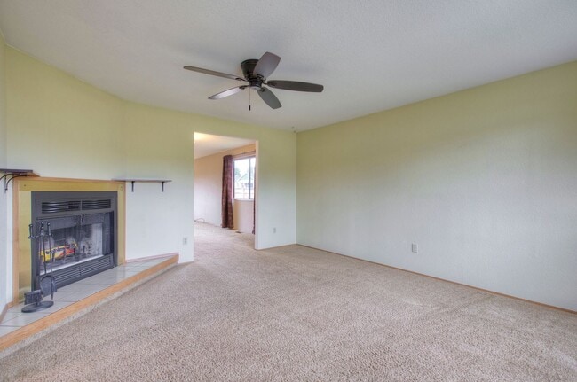 Building Photo - Bright & Spacious Rambler off of Cul-de-Sac