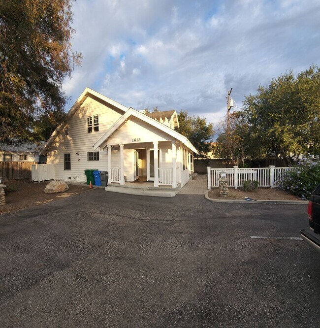 Building Photo - Charming Cottage off of Grand Avenue/Mill ...