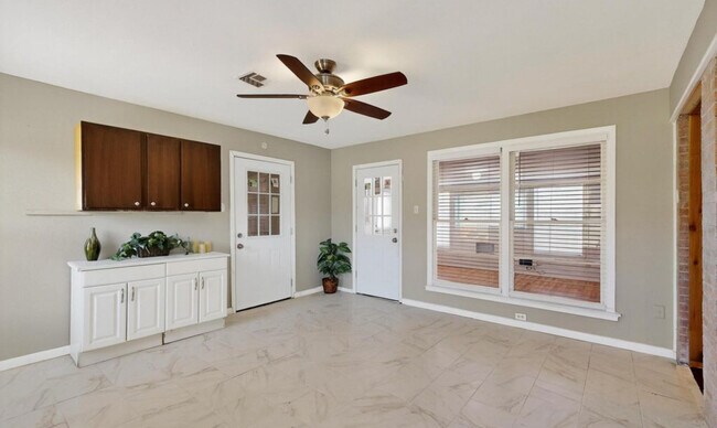 Building Photo - 1900 Hilltop Dr