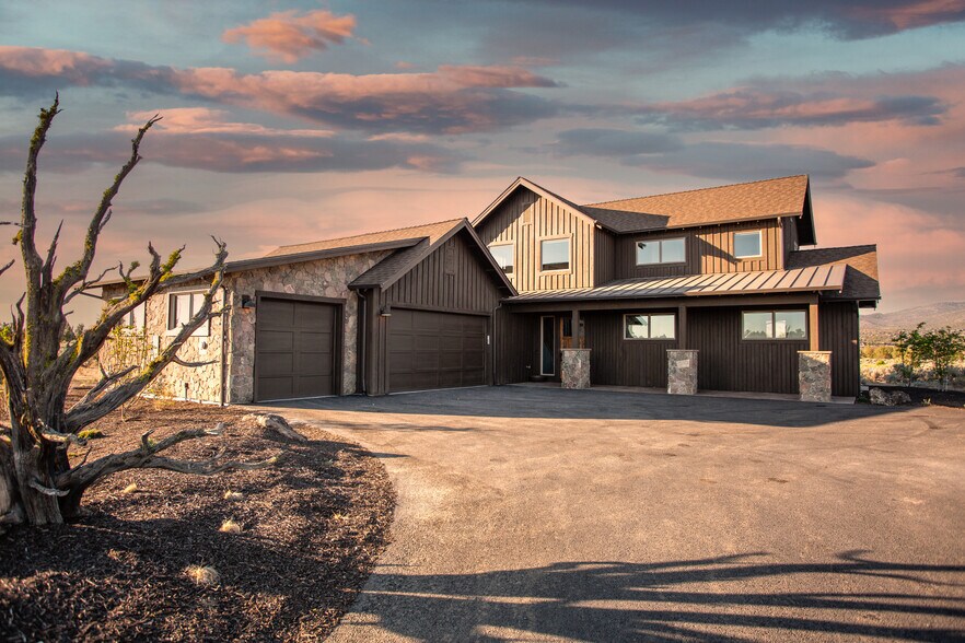 Building Photo - 17001 SW Lago Vista Dr