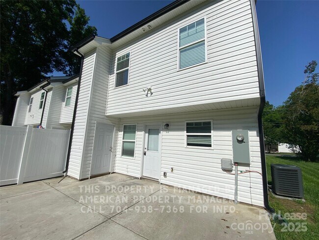 Building Photo - 903 Oakwood Ave