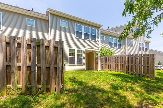 Building Photo - Beautiful 3 bedroom 2 Bath Town Home in Wi...