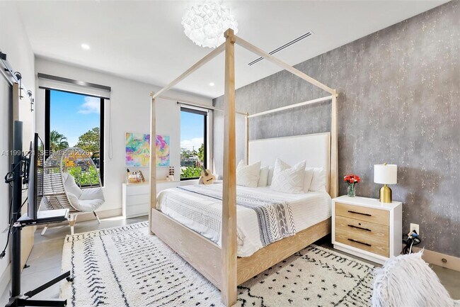 Building Photo - 2215 NE 19th St