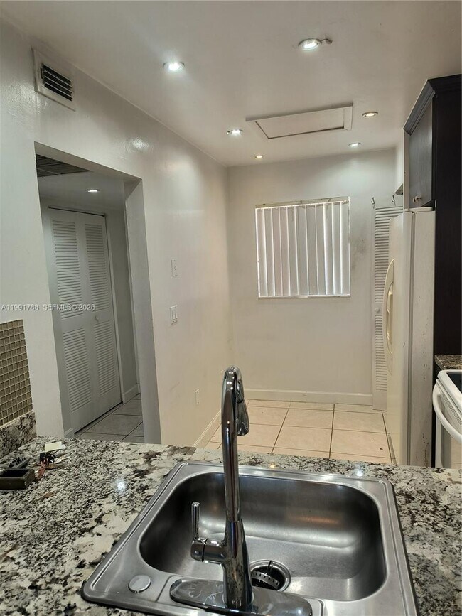 Building Photo - 850 NE 209th Terrace