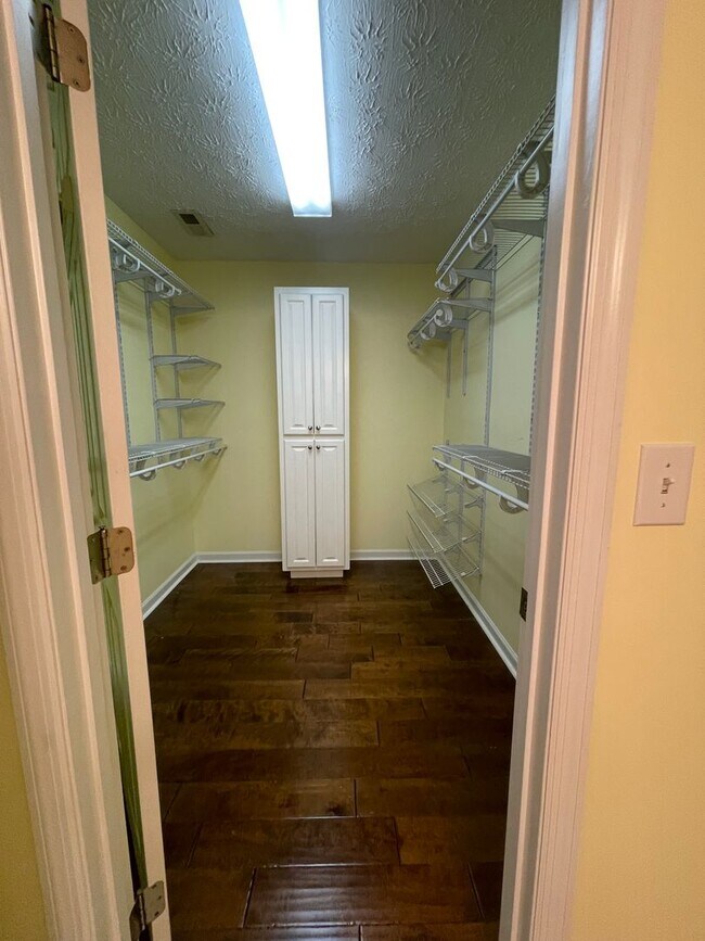Building Photo - MOVE IN READY