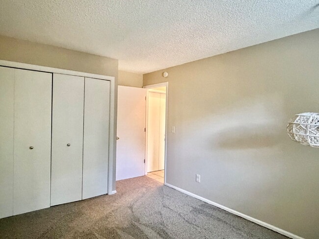 Building Photo - Charming Split-Level Oasis on a Quiet Cul-de-Sac Backing to Greenspace. New Carpet, New Paint and...