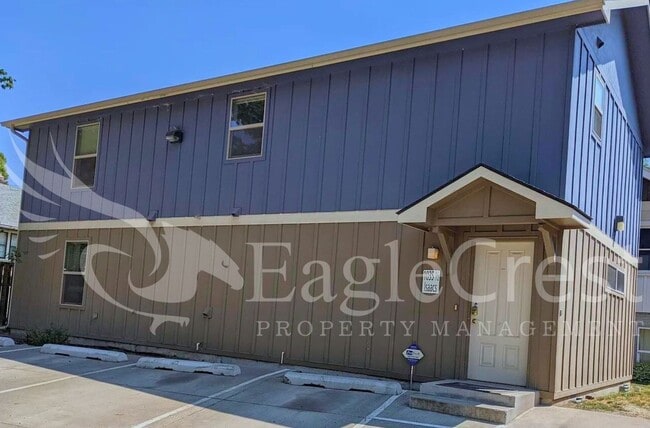 Building Photo - 1035 E Isaacs Ave