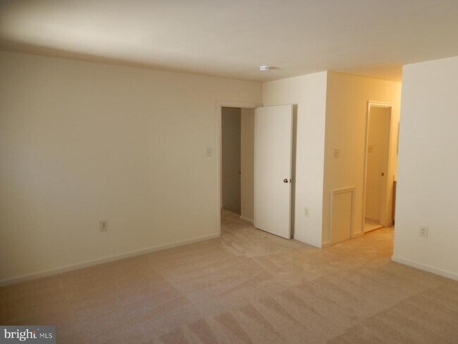 Building Photo - 7014 Maple Tree Ln