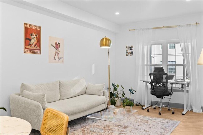 Building Photo - 1074 Peachtree Walk NE