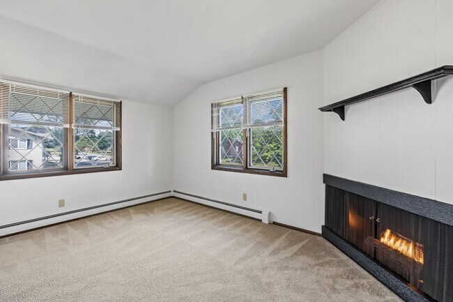Building Photo - 2 Bedroom/1.5 Bathroom Upper available at our Cedar View Apartments
