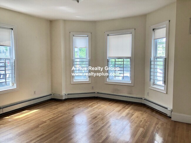 Building Photo - 14 Schiller St