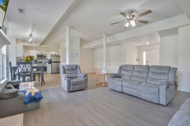 Building Photo - 202 Weeping Hollow Ct