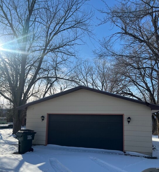 Building Photo - 433 S Ridge Rd